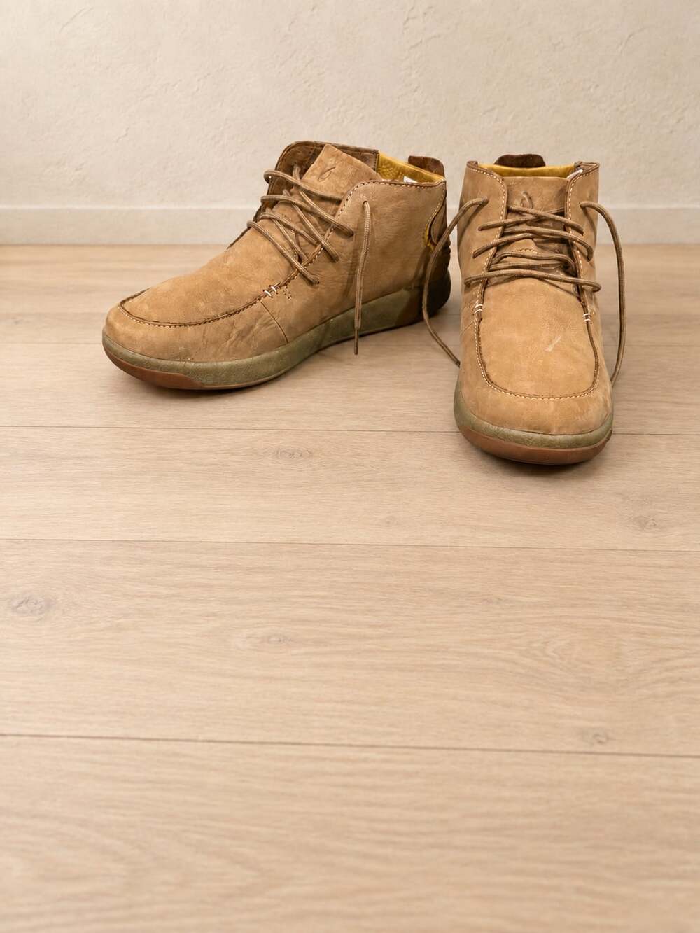 OluKai Loli‘i Puki Men’s 9.5 Tan Leather Chukka Boots Moc Toe Casual Shoes